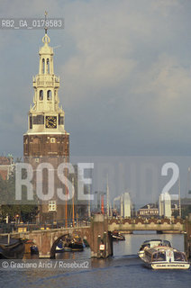 OLANDA , AMSTERDAM  : IL CANALE OUDE SCHANS E LA MONTELBAANSTOREN -  © 2002 Graziano Arici/Rosebud2  / GEO