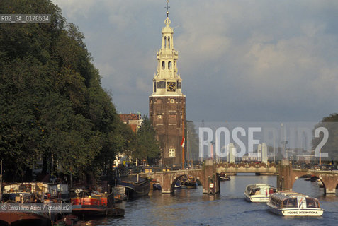 OLANDA , AMSTERDAM  : IL CANALE OUDE SCHANS E LA MONTELBAANSTOREN -  © 2002 Graziano Arici/Rosebud2  / GEO