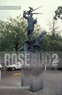 OLANDA , AMSTERDAM : LA STATUA IN MEMORIA DI VINCENT VAN GOGH  -  © 2002 Graziano Arici/Rosebud2 / GEO / GEO