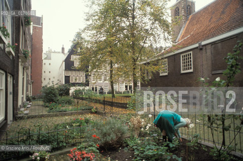 OLANDA , AMSTERDAM : IL BEGIJNHOF  -  © 2002 Graziano Arici/Rosebud2 / GEO / BEGHINE