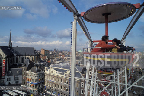 OLANDA , AMSTERDAM : RUOTA GIGANTE SUL DAMM  -  © 2002 Graziano Arici/Rosebud2 / GEO /