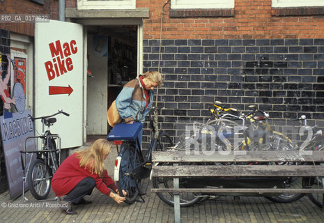 OLANDA , AMSTERDAM : NEGOZIO CHE AFFITTA BICICLETTE  -  © 2002 Graziano Arici/Rosebud2 / GEO / BICICLETTA