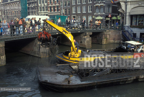 OLANDA , AMSTERDAM : PULIZIA DEI CANALI - RECUPERO DI BICICLETTE   -  © 2002 Graziano Arici/Rosebud2 / GEO / BICICLETTA