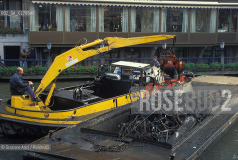OLANDA , AMSTERDAM : PULIZIA DEI CANALI - RECUPERO DI BICICLETTE   -  © 2002 Graziano Arici/Rosebud2 / GEO / BICICLETTA