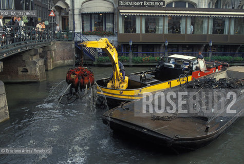 OLANDA , AMSTERDAM : PULIZIA DEI CANALI - RECUPERO DI BICICLETTE   -  © 2002 Graziano Arici/Rosebud2 / GEO / BICICLETTA