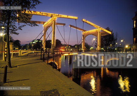 OLANDA , AMSTERDAM : UN PONTE SULNIEUWE HERENGRACHT -  © 2002 Graziano Arici/Rosebud2 / GEO