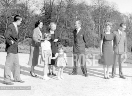 THE ROYAL FAMILY OF BELGIUM - FROM LEFT: BALDOVINO, THE PRINCESS DE RETHY WITH HER DAUGHTERS, THE PRINCESS RUFFO DI CALABRIA, THE KING LEOPOLD III OF BELGIUM , PAOLA RUFFO DI CALABRIA AND ALBERTO OF BELGIUM- 195? - VENICE - © ARCHIVIO Graziano Arici/Rosebud2  / NOBILTA/ PRINCIPE / RE