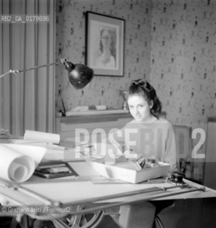 THE SINGER GIGLIOLA CINQUETTI AT HER HOME - VERONA - 1964 © ARCHIVIO Graziano Arici/Rosebud2  / MUSICA / CANTANTE / POP ROCK JAZZ