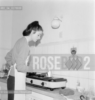 THE SINGER GIGLIOLA CINQUETTI AT HER HOME - VERONA - 1964 © ARCHIVIO Graziano Arici/Rosebud2  / MUSICA / CANTANTE / POP ROCK JAZZ