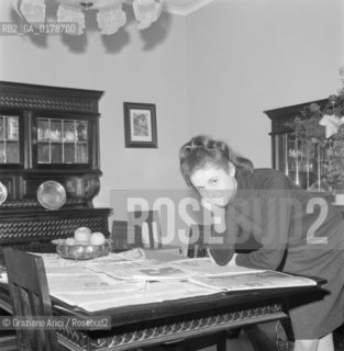 THE SINGER GIGLIOLA CINQUETTI AT HER HOME - VERONA - 1964 © ARCHIVIO Graziano Arici/Rosebud2  / MUSICA / CANTANTE / POP ROCK JAZZ