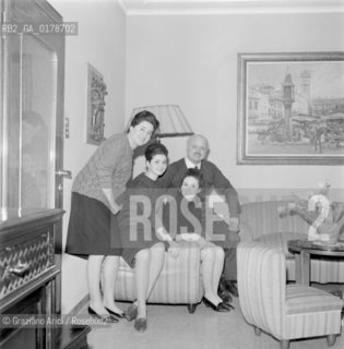 THE SINGER GIGLIOLA CINQUETTI AT HER HOME WITH HER FAMILY - VERONA - 1964 © ARCHIVIO Graziano Arici/Rosebud2  / MUSICA / CANTANTE / POP ROCK JAZZ