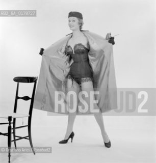 THE MODEL ANNA GATTI - MILAN - 1954 © ARCHIVIO Graziano Arici/Rosebud2  / MODA / MODELLA / VARIE
