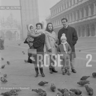 THE FOOT- BALL TRAINER HELENIO HERRERA WITH HIS WIFE MARIA HELENA AND HIS DAUGHTERS AURORE AND MARIA ANNA IN SAN MARCO SQUARE - VENICE - 196? © ARCHIVIO Graziano Arici/Rosebud2  / SPORT / ALLENATORE / CALCIO / SAN MARCO