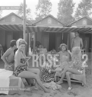THE OPERA SINGER  MARCELLA POBBE AT VENICE LIDO BEACH - 1958 © ARCHIVIO Graziano Arici/Rosebud2  / MUSICA / CANTANTE LIRICO / SPIAGGIA