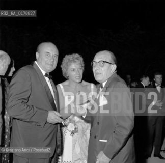THE PRESENTER TV MARIO RIVA WITH HIS WIFE AT VENICE LIDO - 1958 © ARCHIVIO Graziano Arici/Rosebud2  / PRESENTATORE / TELEVISIONE