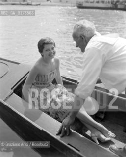 THE DANCER AND SINGER ZIZI JEANMARIE ON A GONDOLA IN VENICE - 1950 - © ARCHIVIO Graziano Arici/Rosebud2  / TEATRO VARIETA / BALLERINO / CANTANTE POP / GONDOLA / MUSICA  / BALLETTO