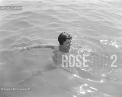 THE DANCER AND SINGER ZIZI JEANMARIE AT VENICE LIDO BEACH - 1950 - © ARCHIVIO Graziano Arici/Rosebud2  / TEATRO VARIETA / BALLERINO / CANTANTE POP / SPIAGGIA / MUSICA  / BALLETTO