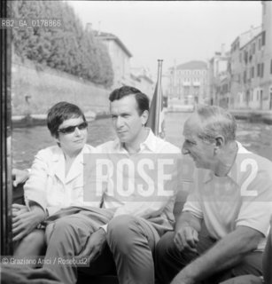 THE DANCER AND SINGER ZIZI JEANMARIE WITH HER HUSBAND THE CHOREOGRAPHER AND DANCER ROLAND PETIT AND THE PRODUCER SIMON SHIFFRIN IN VENICE - 1960 - © ARCHIVIO Graziano Arici/Rosebud2  / TEATRO / VARIETA / BALLERINO / CANTANTE POP / COREOGRAFO / MUSICA  / BALLETTO / CINEMA / PRODUTTORE