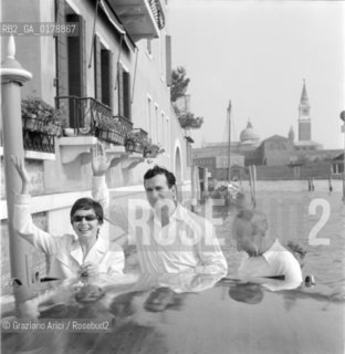 THE DANCER AND SINGER ZIZI JEANMARIE WITH HER HUSBAND THE CHOREOGRAPHER AND DANCER ROLAND PETIT AND THE PRODUCER SIMON SHIFFRIN IN VENICE - 1960 - © ARCHIVIO Graziano Arici/Rosebud2  / TEATRO / VARIETA / BALLETTO / BALLERINO / COREOGRAFO / MUSICA / CANTANTE POP / CINEMA / PRODUTTORE