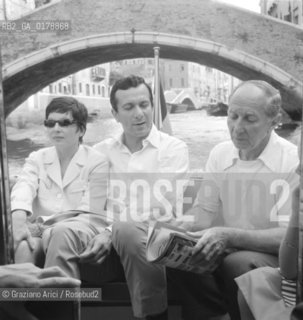 THE DANCER AND SINGER ZIZI JEANMARIE WITH HER HUSBAND THE CHOREOGRAPHER AND DANCER ROLAND PETIT AND THE PRODUCER SIMON SHIFFRIN IN VENICE - 1960 - © ARCHIVIO Graziano Arici/Rosebud2  / TEATRO / VARIETA / BALLERINO / BALLETTO / COREOGRAFO / MUSICA / CANTANTE POP / CINEMA / PRODUTTORE