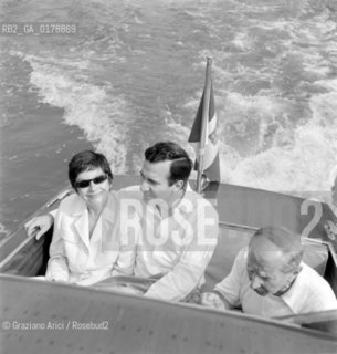 THE DANCER AND SINGER ZIZI JEANMARIE WITH HER HUSBAND THE CHOREOGRAPHER AND DANCER ROLAND PETIT AND THE PRODUCER SIMON SHIFFRIN IN VENICE - 1960 - © ARCHIVIO Graziano Arici/Rosebud2  / TEATRO / VARIETA / BALLETTO / BALLERINO / MUSICA / CANTANTE POP / COREOGRAFO / CINEMA / PRODUTTORE