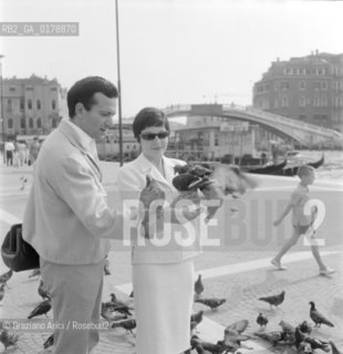 THE DANCER AND SINGER ZIZI JEANMARIE WITH HER HUSBAND THE CHOREOGRAPHER AND DANCER ROLAND PETIT IN VENICE - 1960 - © ARCHIVIO Graziano Arici/Rosebud2  / TEATRO / VARIETA / BALLETTO / BALLERINO / MUSICA / CANTANTE POP / COREOGRAFO