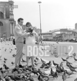 THE DANCER AND SINGER ZIZI JEANMARIE WITH HER HUSBAND THE CHOREOGRAPHER AND DANCER ROLAND PETIT IN VENICE - 1960 - © ARCHIVIO Graziano Arici/Rosebud2  / TEATRO / VARIETA / BALLETTO / BALLERINO / MUSICA / CANTANTE POP / COREOGRAFO