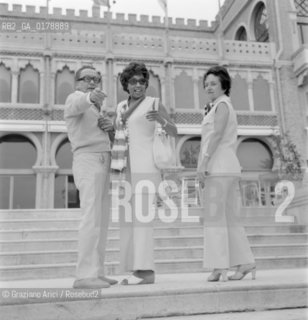 THE POP SINGER AND DANCER JOSEPHINE BAKER AT VENICE LIDO  -   196? © ARCHIVIO Graziano Arici/Rosebud2  / MUSICA POP / CANTANTE POP / BALLERINO