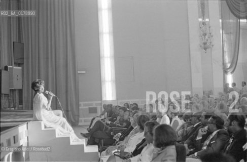 THE POP SINGER AND DANCER JOSEPHINE BAKER AT THE INTERNATIONAL FILM FESTIVAL IN VENICE LIDO  -   196? © ARCHIVIO Graziano Arici/Rosebud2  / MUSICA POP / CANTANTE POP / BALLERINO / MOSTRA DEL CINEMA