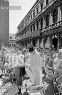 THE PERFORMER ARTIST JAMES LEE BYARS AT THE XXXIX INTERNATIONAL ART EXHIBITION IN VENICE : PERFORMANCE IN ST. MARKS SQUARE -   1980 © ARCHIVIO Graziano Arici/Rosebud2  / ARTE / PERFORMER / BIENNALE DARTE