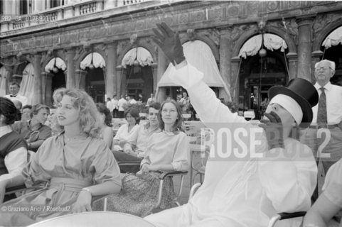 THE PERFORMER ARTIST JAMES LEE BYARS AT THE XXXIX INTERNATIONAL ART EXHIBITION IN VENICE : PERFORMANCE IN ST. MARKS SQUARE -   1980 © ARCHIVIO Graziano Arici/Rosebud2  / ARTE / PERFORMER / BIENNALE DARTE