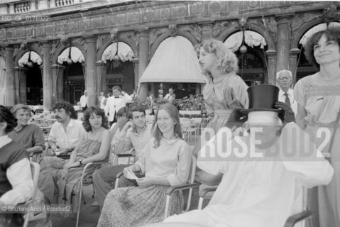 THE PERFORMER ARTIST JAMES LEE BYARS AT THE XXXIX INTERNATIONAL ART EXHIBITION IN VENICE : PERFORMANCE IN ST. MARKS SQUARE -   1980 © ARCHIVIO Graziano Arici/Rosebud2  / ARTE / PERFORMER / BIENNALE DARTE