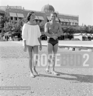 THE COUNTESS CONSUELO CRESPI ( CONSUELO O CONNOR ) WITH HER HUSBAND RUDY CRESPI AT VENICE LIDO BEACH- 1955 - © ARCHIVIO Graziano Arici/Rosebud2  / NOBILTA / CONTE / SPIAGGIA