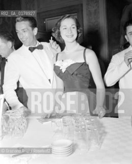 THE COUNTESS CONSUELO CRESPI ( CONSUELO O CONNOR ) WITH BONIFACIO DI CANOSSA AT VENICE LIDO - 1955 - © ARCHIVIO Graziano Arici/Rosebud2  / NOBILTA / CONTE