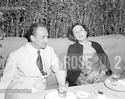 THE PUBLISHER GIULIO EINAUDI WITH HIS WIFE AT VENICE LIDO - 1951 © ARCHIVIO Graziano Arici/Rosebud2  / EDITORE / EDITORIA / VARIE