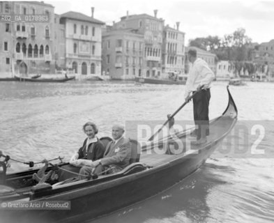 THE PRODUCER SAMUEL GOLDWYN WITH HIS WIFE IN VENICE - 1950 © ARCHIVIO Graziano Arici/Rosebud2  / CINEMA / PRODUTTORE / GONDOLA