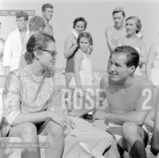 THE PRINCESS MARIA PIA DI SAVOIA WITH THE COUNT GIOVANNI VOLPI AT VENICE LIDO BEACH - 1955 - © ARCHIVIO Graziano Arici/Rosebud2  / NOBILTA / PRINCIPE / SPIAGGIA / CONTE