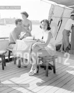 SONIA ROTELLI AND THE COUNT CARLO ROBILAND AT VENICE LIDO - 1951 © ARCHIVIO Graziano Arici/Rosebud2  / NOBILTA / CONTE
