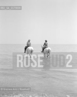 SONIA ROTELLI AND THE COUNTESS OF ROBILAND AT VENICE LIDO BEACH - 1951 © ARCHIVIO Graziano Arici/Rosebud2  / NOBILTA /CONTE / CAVALLO / SPIAGGIA