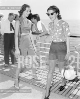 THE COUNTESS CONSUELO O CONNOR, WIFE OF RUDY CRESPI, WITH THE COUNTESS MARIA BORBONE PARMA - CAP DANTIBES - 195? - © ARCHIVIO Graziano Arici/Rosebud2  / NOBILTA / CONTE