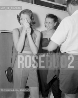 THE COUNTESS CONSUELO O CONNOR, WIFE OF RUDY CRESPI, WITH THE PRINCESS IRENE MEDICI - CAP DANTIBES - 195? - © ARCHIVIO Graziano Arici/Rosebud2  / NOBILTA / CONTE / PRINCIPE