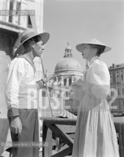 THE STYLIST VALENTINA SCHEELE - VENICE - 1951 © ARCHIVIO Graziano Arici/Rosebud2  / MODA / STILISTA / VARIE / GONDOLIERE