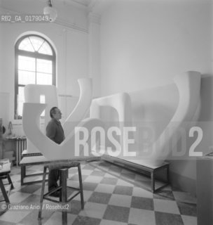 THE SCULPTOR ALBERTO VIANI  - 1971 - © ARCHIVIO Graziano Arici/Rosebud2  / ARTE / SCULTORE
