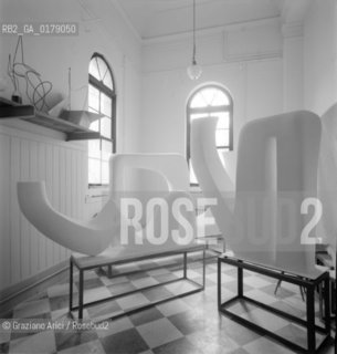 THE SCULPTOR ALBERTO VIANIS WORKS  - 1971 - © ARCHIVIO Graziano Arici/Rosebud2  / ARTE / SCULTORE / SCULTURE