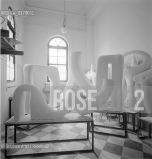 THE SCULPTOR ALBERTO VIANIS WORKS  - 1971 - © ARCHIVIO Graziano Arici/Rosebud2  / ARTE / SCULTORE / SCULTURE