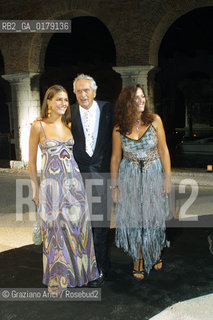 04/09/02 - 59. INTERNATIONAL FILM FESTIVAL IN VENICE - AMFAR GALA - THE FASHION STYLIST OTTAVIO MISSONI WITH ANGELA AND MARGHERITA MISSONI  ©Graziano Arici/Rosebud2 / CINEMA / MODA / STILISTA
