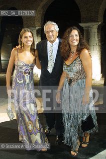 04/09/02 - 59. INTERNATIONAL FILM FESTIVAL IN VENICE - AMFAR GALA - THE FASHION STYLIST OTTAVIO MISSONI WITH ANGELA AND MARGHERITA MISSONI  ©Graziano Arici/Rosebud2 / CINEMA / MODA / STILISTA