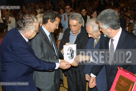 05/09/02 - 59. INTERNATIONAL FILM FESTIVAL IN VENICE LIDO -  THE DIRECTOR MICHELANGELO ANTONIONI WITH THE PRESIDENT OF THE BIENNALE FRANCO BERNABE AND THE DIRECTOR OF THE FESTIVAL MORITZ DE HADELN  - © 2002 Graziano Arici/Rosebud2/FIORE  - MOSTRA DEL CINEMA / DIRETTORE MOSTRA