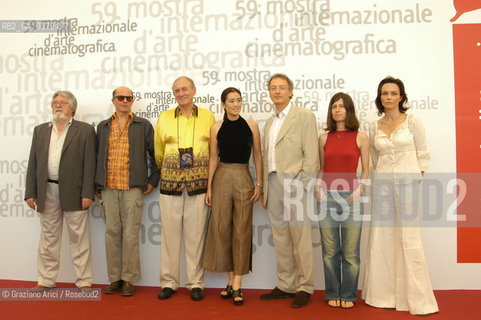 29/08/2002 -  THE JURY OF THE 59. INTERNATIONAL FILM FESTIVAL IN VENICE LIDO : FROM LEFT LASZLO KOVACS, JACQUES AUDIARD , EVGENIJ  EVTUSENKO,  THE PRESIDENT OF THE JURY GONG LI, ULRICH FELSBERG, YESIM USTAOGLU , FRANCESCA NERI - 2002  ©Graziano Arici/Rosebud2 / FIORE - MOSTRA DEL CINEMA / GIURIA
