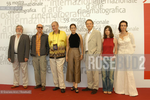 29/08/2002 -  THE JURY OF THE 59. INTERNATIONAL FILM FESTIVAL IN VENICE LIDO : FROM LEFT LASZLO KOVACS, JACQUES AUDIARD , EVGENIJ  EVTUSENKO,  THE PRESIDENT OF THE JURY GONG LI, ULRICH FELSBERG, YESIM USTAOGLU , FRANCESCA NERI - 2002  ©Graziano Arici/Rosebud2 / FIORE - MOSTRA DEL CINEMA / GIURIA